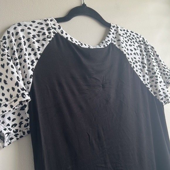 5/$25 Women's V Neck Black and Dalmatian Short Sleeve Top NWT Small - Picture 5 of 5
